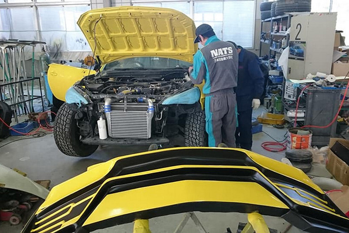 Nhìn chung, thiết kế phần đầu của chiếc xe bán tải ra đời từ xe thể thao Toyota 86 này khá giống với siêu SUV Lamborghini Urus. Tuy nhiên, cụm đèn pha của Toyota 86 lại vẫn được giữ lại trên chiếc xe bán tải tự chế.