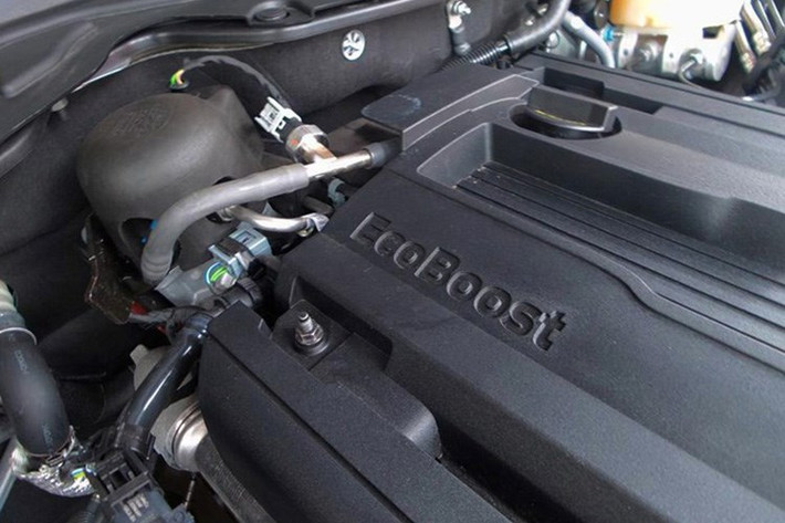 Xe được trang bị động cơ EcoBoost 2.3L, 4 xi-lanh, đạt công suất 310 mã lực tại 5.500v/ph và mô-men xoắn cực đại 439Nm tại 2.500-4.500v/ph, dẫn động cầu sau và hộp số tự động 6 cấp SelectShift.
