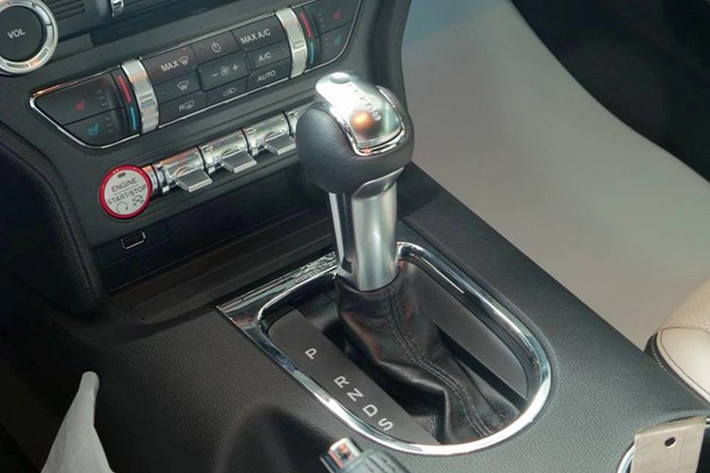 Nội thất của Ford Mustang 2015 sử dụng các chi tiết và trang bị hiện đại, tập trung hướng tới người lái.