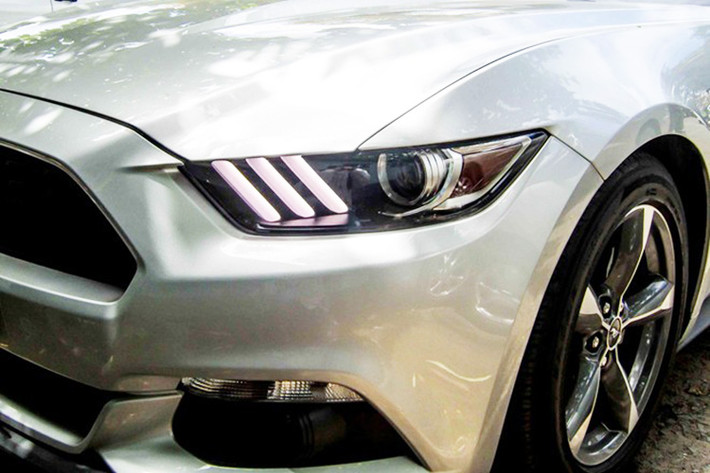 Thiết kế đầu xe hầm hố là nét đặc trưng trên các thế hệ Mustang. Đèn trước được trang bị ba dải LED chiếu sáng ban ngày. Nắp ca-pô có thiết kế liền mạch, cơ bắp.