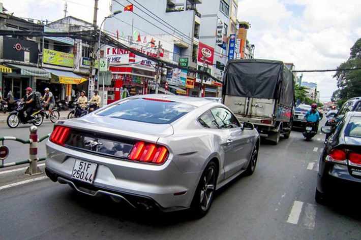Đây là chiếc Ford Mustang 2015 thế hệ mới thứ hai tại Việt Nam, mẫu xe này sử dụng bản động cơ Ecoboost 2.3L.