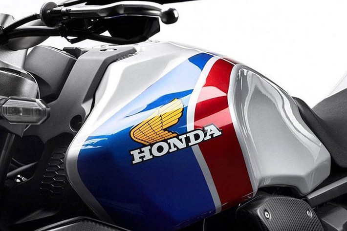 Cụ thể, toàn bộ các chi tiết thân xe đã được Honda sơn màu xám bạc hiện đại để nhấn mạnh thiết kế một phần hướng về tương lai của ngôn ngũ Neo Sports Cafe, nhưng trang trí CB1000R+ lại là các đường kẻ 3 màu đặc trưng đỏ-trắng-xanh.