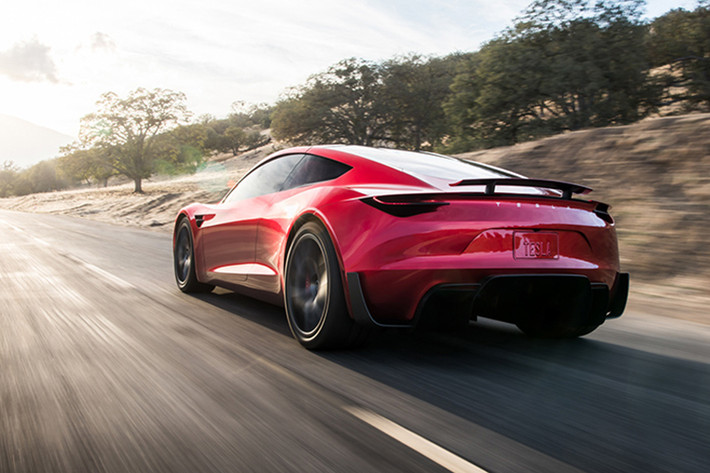 Vận tốc cực đại của xe đạt 400km/h. Hiện kỷ lục thế giới đang thuộc về siêu xe Koenigsegg Agera RS đến từ Thụy Điển với thành tích 447km/h.