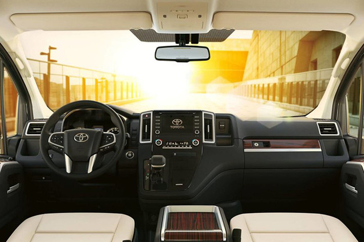 Granvia mới của Toyota sở hữu hệ thống cửa trượt 2 bên. Bên trong xe, khoang hành khách được thiết kế theo kiểu 4 ghế thuyền trưởng, hoặc một băng ghế 2 chỗ ngồi được bổ sung trong bản 8 chỗ. Nếu mua bản VX cao cấp nhất, các cửa trượt sẽ hoạt động bằng điện. Bản này cũng có hệ thống đa phương tiện mới nhất, trang bị Apple CarPlay và Android Auto, ghế bọc da, hệ thống âm thanh Pioneer 12 loa, camera toàn cảnh và gương chiếu hậu kỹ thuật số.