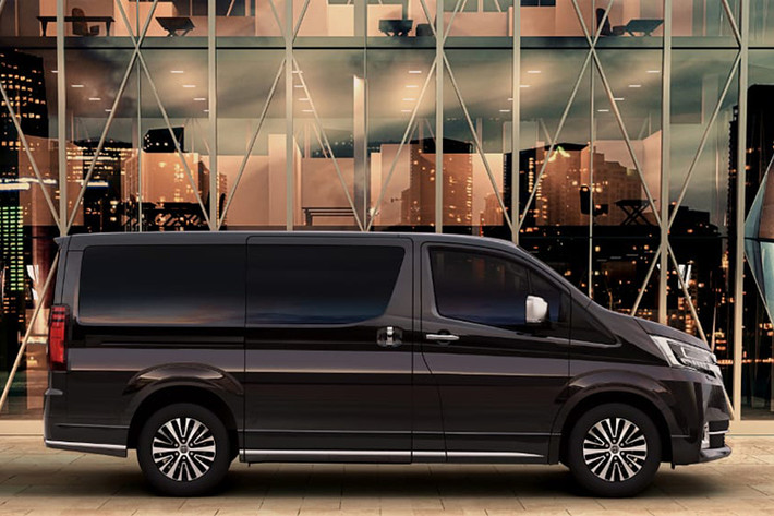 Về thiết kế, Granvia 2019 không sở hữu diện mạo cầu kỳ như Alphard, nó mang hiết kế đơn giản hơn , phần đầu xe nổi bật với cụm lưới tản nhiệt cỡ lớn nối liền cụm đèn pha bằng một thanh mạ chrome. Tương tự từ phía sau, cụm đèn hậu cũng được nối liền bằng một thanh nẹp chrome.