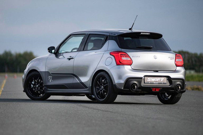 Dàn chân” Suzuki Swift Sport Katana còn được Su thửa riêng bộ mâm hợp kim đa chấu từ thương hiệu OZ Alleggerita 18 inch sử dụng bộ lốp Michelin Pilot Sport 4 cho vẻ ngoài mẫu xe thêm hầm hố hơn, đây được xem là một nâng cấp đáng giá ở phiên bản đặc biệt.