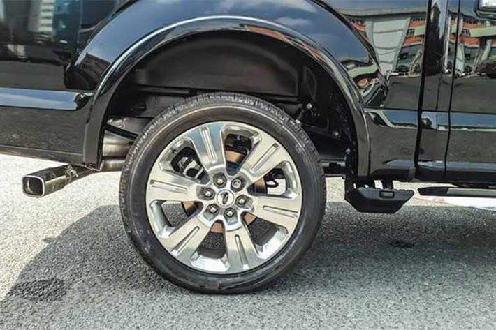 Hệ thống bánh xe được trang bị bộ la-zăng 6 chấu kích thước 22 inch vốn chỉ sử dụng cho dòng xe sang đi kèm bộ lốp thể thao Scropion Zero với hệ thống phanh đĩa tích hợp ABS trên cả 4 bánh xe và hệ thống treo thông minh hoàn toàn mới.