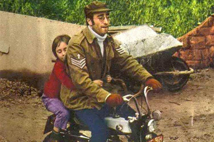 Chiếc xe này từng được John Lennon sử dụng từ năm 1969 đến 1971. Trong khoảng thời gian này, có một vài hình ảnh về ông sử dụng chiếc xe dạo quanh Công Viên Tittenhurst. Sau đó, chiếc xe được bán trao tay qua một vài người và người chủ cuối cùng - John Harrington - đã giữ gìn suốt 47 năm trước khi bán lại cho viện bảo tàng National Motorcycle Museum với giá khoảng 30.000 Bảng Anh.