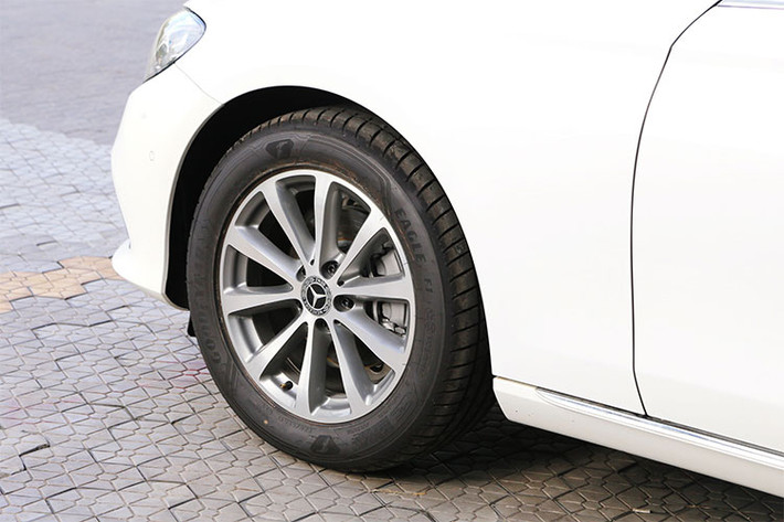 Sự thay đổi dễ nhận biết nhất ở ngoại thất chính là bộ mâm 17 inch với thiết kế 10 chấu mới. E200 sở hữu trục cơ sở và chiều dài tổng thể lần lượt dài hơn 65 mm và 43 mm so với mẫu xe tiền nhiệm. Đuôi xe được nâng cấp thêm một số chi tiết nhỏ nhưng không thay đổi nhiều so với trước.