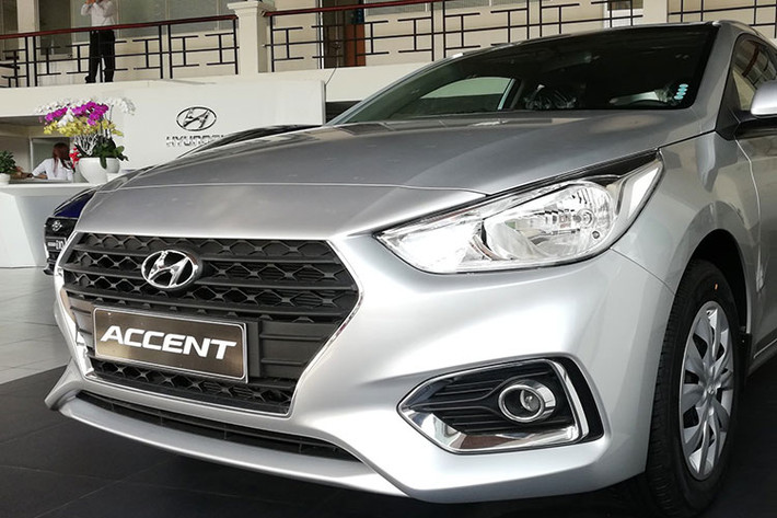 Về thiết kế ngoại thất, ngoại hình của xe vẫn không thay đổi với chiều dài tổng thể 4.440 mm, rộng 1.729 mm, cao 1.475 mm và chiều dài cơ sở 2.600 mm. Cụm lưới tản nhiệt lục giác hơi bóp thuôn ở phía dưới cùng các đèn pha LED sắc sảo tương tự dòng Elantra.