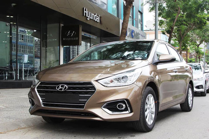 Hyundai Accent tại Việt Nam hiện đang được bán ra tổng cộng 04 phiên bản với mức giá từ 425 - 540 triệu đồng. Đây được xem là mẫu xe bán chạy nhất trong phân khúc sedan hạng B tại Việt Nam. Tính từ đầu năm nay, Accent đã vượt mặt Toyota Vios về doanh số trong tháng 02/2019.