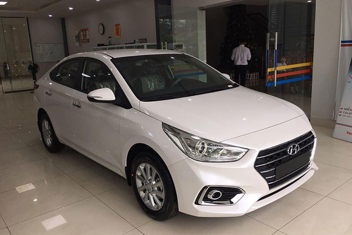 Hiện tại, xe Hyundai Accent 2019 phiên bản mới với tính năng cửa gió điều hòa cho hàng ghế sau đã có mặt tại các đại lý và chờ giao cho khách. Được biết, giá bán của các mẫu mới sẽ tăng giá nhẹ. Nhiều người cho rằng, đây là mức chênh lệch xứng đáng.