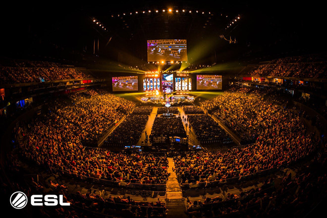Nhờ lối chơi hấp dẫn, dễ theo dõi, mang tính Esport cao cùng với quy mô tiền thưởng lớn, những giải đấu CS vẫn thu hút hàng nghìn người xem mỗi lần tổ chức. Những cái tên như SK, Fnatic bao lần khiến khán giả trên khắp thế giới reo hò vì thao tác tay điêu luyện, tốc độ lia nhắm cực kỳ chính xác. Ảnh: Hiveminer.