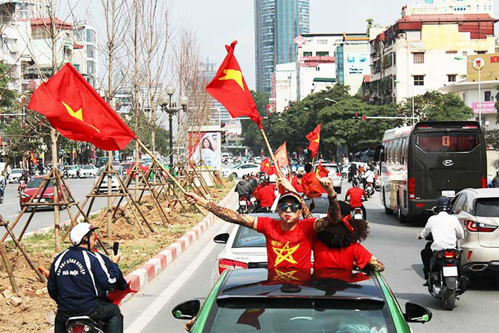 Các tuyến phố ngập tràn sắc đỏ màu cờ sắc áo của đội tuyển quốc gia U23 Việt Nam với những cổ động viên Chevrolet Cruze Club.