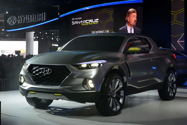 Về động lực, Hyundai Santa Cruz bản thương mại có thể sẽ được trang bị động cơ xăng tăng áp 4 xy-lanh 1.6L hoặc động cơ hút khí tự nhiên 4 xy-lanh 2.4L, thay vì động cơ diesel trên bản concept ra mắt cách đây 3 năm.