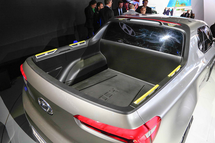 Có khá nhiều thông tin bên lề về mẫu bán tải đang được trông đợi này của Hyundai. Một báo cáo gần đây cho biết Santa Cruz sẽ dùng chung khung gầm với chiếc crossover Tucson để tiết kiệm chi phí và thời gian phát triển. Trong khi một bài báo khác khẳng định chiếc bán tải này sẽ được sản xuất tại nhà máy ở bang Alabama - Mỹ từ năm 2021.