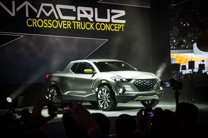 Sau khi được giới thiệu tại triển lãm ôtô Bắc Mỹ (hay còn gọi là Detroit Auto Show) năm 2015, Hyundai gần như đã ''bỏ quên'' dự án về chiếc bán tải Hyundai Santa Cruz concaept này. Lý do là hãng xe Hàn tập trung toàn lực cho phân khúc SUV và phân hiệu hạng sang Genesis.
