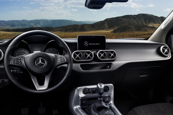 Những trang bị tiêu chuẩn của Mercedes-Benz X-Class tại thị trường Úc bao gồm 7 túi khí, hỗ trợ phanh thích ứng và hỗ trợ giữ làn đường. Trong khi đó, phiên bản Pure và Progressive có thêm camera lùi tiêu chuẩn. Riêng bản Power đi kèm camera 360 độ quan sát toàn cảnh.