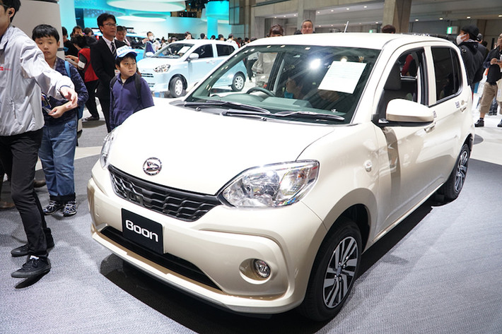 Giống như mẫu xe ôtô cỡ nhỏ Toyota Passo 2017 từng ra mắt tại thị trường Nhật Bản vào năm 2016, chiếc xe ôtô Daihatsu Boon mới này do nhãn hiệu con Daihatsu của Toyota phát triển và sản xuất. Nhưng so với Toyota Passo, Daihatsu Boon có giá khởi điểm cao hơn. Tuy nhiên, bản trang bị cao cấp nhất của Daihatsu Boon lại ấn tượng hơn.
