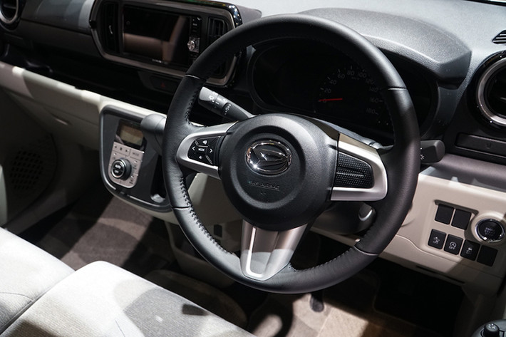 Giữa hai phiên bản X và Cilq của Daihatsu Boon cũng có sự khác biệt trong nội thất. Nếu Daihatsu Boon X được trang bị ngăn đựng đồ mở trên hộp đựng găng tay thì ngăn đựng đồ của Cilq lại có nắp đóng kín. Nội thất màu tối với những điểm nhấn màu be và đen như viền màn hình hay cửa gió điều hòa là những nét riêng của Daihatsu Boon Cilq.