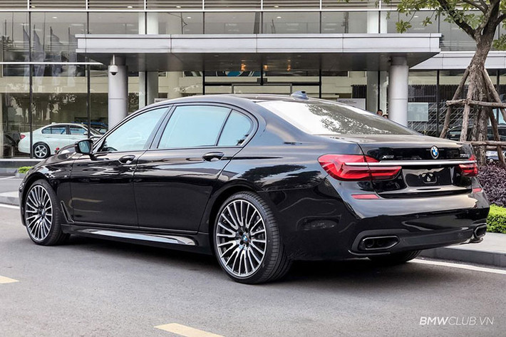 BMW 750Li xDrive M-Sport chỉ là phiên bản độ thể thao nên xe vẫn sử dụng chung động cơ với mẫu xe nguyên bản 750Li xDrive với khối động cơ xăng V8 4.4L TwinPower Turbo cho công suất tối đa 450 mã lực và mô-men xoắn cực đại 650Nm. Đi kèm với đó là hộp số tự động 8 cấp giúp xe tăng tốc 0-100km/h chỉ chưa đầy 4,4 giây.