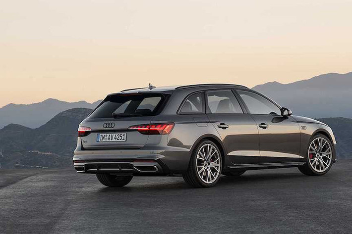 Với các thị trường ngoài châu Âu, Audi cho phép lựa chọn bản thể thao S4 và S4 Avant với động cơ xăng tăng áp đạt công suất 354PS và mô-men xoắn 500Nm, giúp xe tăng tốc 0-100km/h mất 4,7 giây và vận tốc tối đa giới hạn điện tử 250km/h.