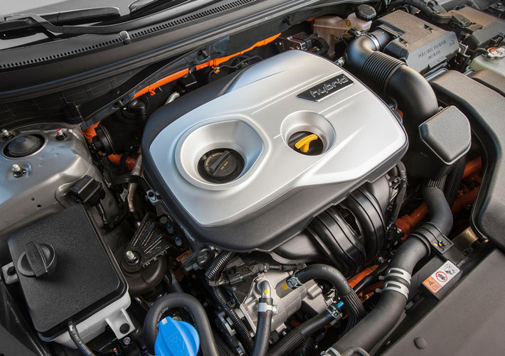Động cơ xăng của Hyundai Sonata hybrid sản sinh ra công suất 154 mã lực và mô men xoắn 189,8 Nm. Động cơ điện tạo ra công suất 38 mã lực và momen xoắn cực đại 204,7 Nm, nâng tổng công suất của hệ thống hybrid lên 193 mã lực tại 6.000 vòng/phút.