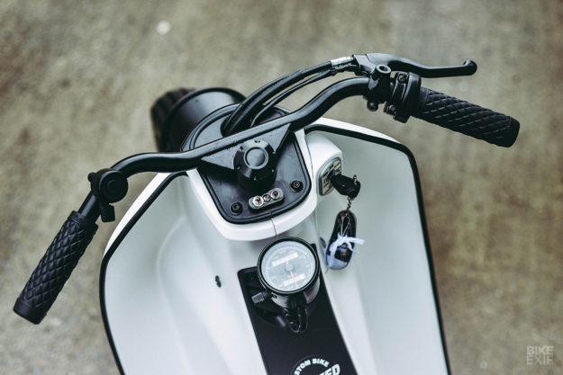 Xe sở hữu tay lái với bộ điều khiển mới, tay ga của Biltwell Inc. Trên tay lái còn được thiết kế thâm các nút khởi động, công tắc rẽ và điều chỉnh tốc độ. Các sợi dây đặt bên trong tay lái được dời đi gọn gàng hơn.