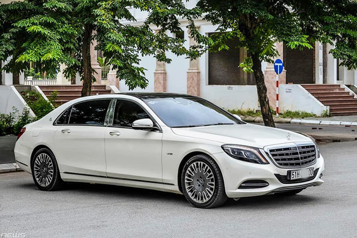 Ra mắt thị trường Việt Nam vào hồi đầu năm 2015, Mercedes Maybach S600 mới được định vị ở phân khúc siêu sang. Chính vì vậy, đây không chỉ là phiên bản kéo dài trục cơ sở thông thường trên dòng S-Class, mà còn được trang bị nhiều công nghệ cũng như tiện nghi cao cấp nhất của hãng.