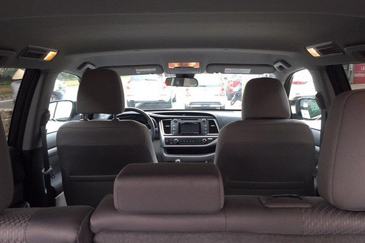 Một số công nghệ an toàn nổi bật trên Toyota Highlander LE 2017 bao gồm hệ thống phanh ABS, hệ thống ga tay Cruise control, hệ thống phân phối lực phanh EBD, hệ thống túi khi theo tiêu chuẩn Mỹ, cảnh báo áp suất lốp, chống va chạm...