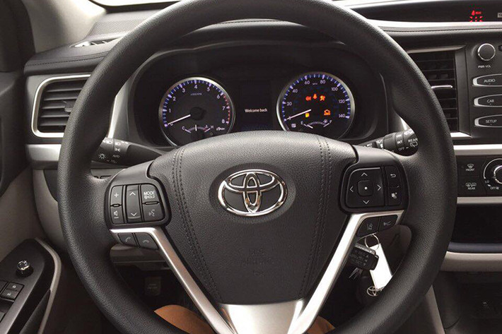 Tiến vào bên trong, nội thất Toyota Highlander LE 2017 không có nhiều sự khác biệt so với thế hệ trước. Toàn bộ ghế ngồi được bọc chất liệu nỉ, một số chi tiết làm từ kim loại gia công tinh tế. Vô-lăng 3 chấu bọc da tích hợp khá nhiều phím chức năng hỗ trợ người lái.