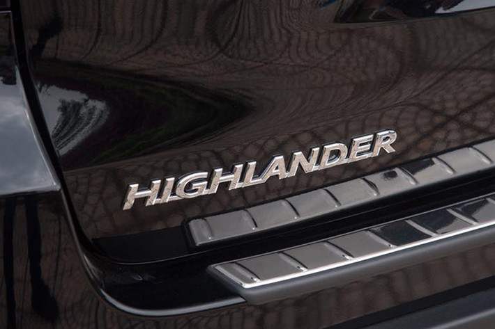 Phiên bản 2017 Highlander LE về Việt Nam sử dụng động cơ xăng 4 xi-lanh, 2.7L, DOHC, 16 van, cùng hệ thống VVT-i, công suất 185 mã lực tại 5.800 vòng/phút và mô-men xoắn cực đại 250 Nm tại 4.200 vòng/phút, hộp số tự động 6 cấp tương tự thế hệ trước thay vì loại 8 cấp hoàn toàn mới như trên các biến thể cao cấp hơn sử dụng động cơ V6 3.5L.