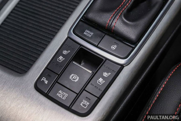 Là bản cao cấp nhất trong dòng sản phẩm, Kia Optima GT mới tiếp tục được phân biệt với nội thất bọc da đỏ phối đen, đi kèm logo GT trên ghế và vô lăng, chưa hết, bản GT còn có thêm cửa sổ trời chỉnh điện.