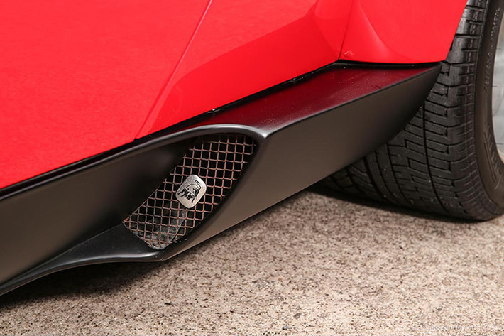 Khe hút gió phía dưới cửa xe có đính logo bò tót của hãng Lamborghini.