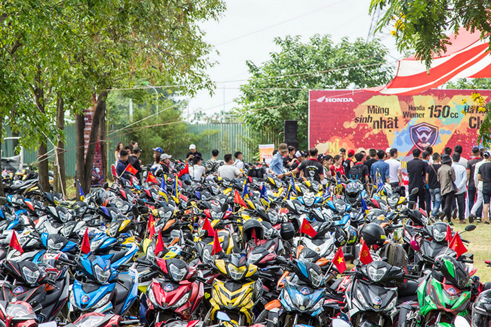Winner 150 mang phong cách thể thao mới nhất với thiết kế nhiều lớp, khung xe và vỏ xe với cấu tạo 03 chiều đầy tính khí động học. Xe được trang bị đèn pha cao cấp dạng LED, đồng thời kích thước nhỏ gọn cũng góp phần nâng cao công suất vận hành, giúp tăng dáng vẻ thể thao của xe cùng với độ bền cao.