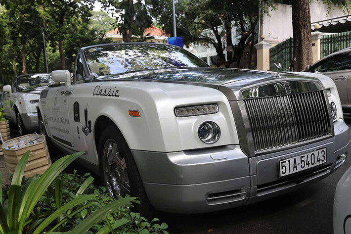 Tại thị trường Việt Nam có khoảng 8 chiếc xe Rolls-Royce Phantom Coupe được đưa về nước, đa số những chiếc xe đều mang gam màu trắng muốt. Hai chiếc Rolls-Royce của đại gia Đặng Lê Nguyên Vũ mới đây đều được chủ nhân trang trí decal trắng đen, mang thương hiệu cafe của mình.