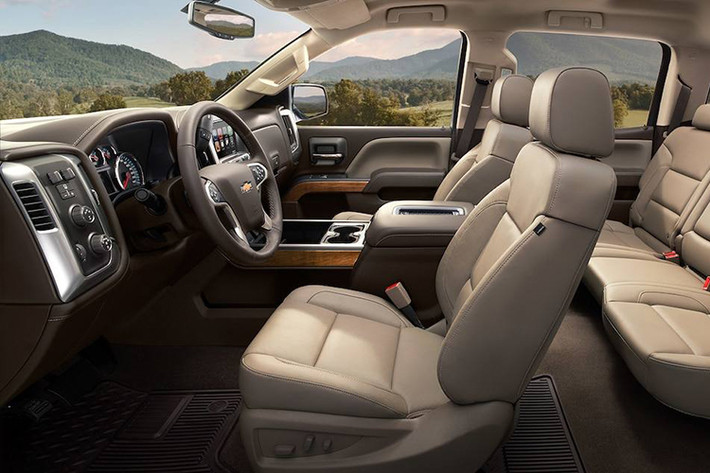 Bên trong ca-bin của Chevrolet Tahoe phiên bản 2019 sẽ vẫn được trang bị hệ thống giải trí cùng màn hình cảm ứng 8-inch, Apple CarPlay, Android Auto và 4G LTE với điểm phát sóng Wi-Fi. Nó cũng có 5 cổng USB và 5 ổ cắm điện, bao gồm một ổ cắm 110V, camera hành trình, khởi động từ xa và chế độ Teen Driver.