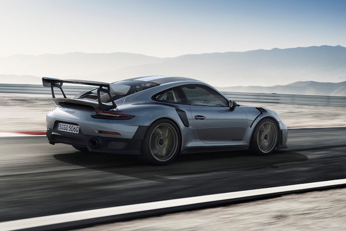 Tất cả sức mạnh trên giúp cho siêu xe Porsche 911 GT2 RS 2018 tăng tốc từ 0-100 km/h trong thời gian chỉ 2,8 giây trước khi đạt vận tốc tối đa 340 km/h. Trong năm ngoái, chính mẫu xe này đã lập kỷ lục về thời gian hoàn thành một vòng đua Nordschiefe tại Nurburgring, Đức.
