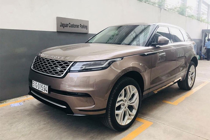Mức giá bán lẻ của phiên bản Range Rover Velar Base SE tại thị trường Việt Nam ở mức 4,895 tỷ đồng, phiên bản Range Rover Velar R- Dynamic có giá bán từ 5,095 tỷ đồng. Đây là các mức giá bán lẻ tiêu chuẩn chưa bao gồm các tùy chọn cá nhân hóa. Bản First Edition hiện chưa có giá.