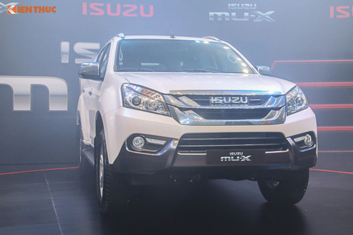Isuzu MU-X vẫn cần những nâng cấp để thúc đẩy doanh số. Trong khi Isuzu chỉ bán được 557 xe mu-X trong năm 2017 thì Toyota bán được tới 13.023 xe. Theo thông tin hé lộ từ đại lý, khi hoàn thành được thủ tục nhập khẩu, Isuzu MU-X bản nâng cấp facelift sẽ được đưa về nước.