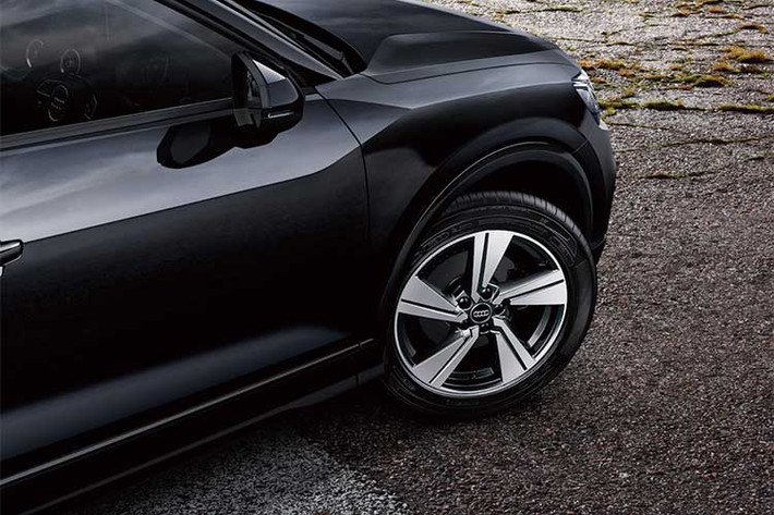Bộ vành hợp kim 5 chấu thể thao 18 inch sơn màu xám trung tính được hãng xe sang Audi thiết kế cũng là điểm nhấn của Q2 Touring. Ngoài ra, cửa hậu có thể mở tự động bằng điện.