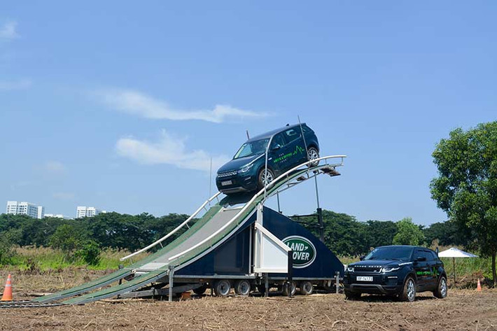 Chương trình trải nghiệm “Above & Beyond Tour” là chương trình trải nghiệm toàn cầu do Land Rover tổ chức dành cho khách hàng và những người yêu mến thương hiệu Land Rover nhằm mang đến trải nghiệm thú vị và giúp khách hàng tìm hiểu, khám phá thêm các tính năng off-road đặc trưng của thương hiệu Land Rover.