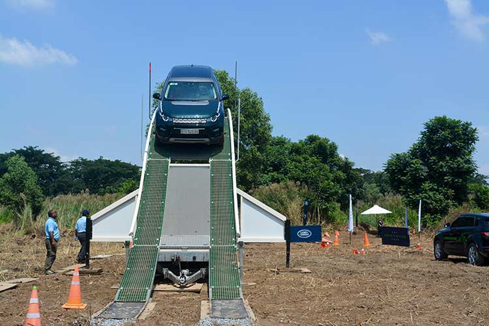 Trong chương trình, khách hàng sẽ có cơ hội trải nghiệm tính năng và công nghệ off-road ở chế độ có và không có Hệ thống Kiểm soát Địa hình qua các mẫu xe dùng trong chương trình như: Range Rover Evoque, Discovery Sport, Discovery và Range Rover Sport.