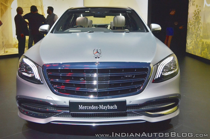 Các tính năng tiêu chuẩn trên Mercedes-Maybach S650 đều thuộc dạng cao cấp nhất của hãng như đèn pha LED đa chùm Multibeam, ba vạch LED với chùm cao Ultra Range, hệ thống treo Aromatic, hệ thống chiếu sáng thông minh có thể tự động điều chỉnh phạm vi chiếu sáng và đèn phanh thích ứng.