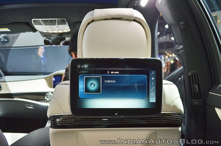 Mẫu xe sang đầu bảng Mercedes-Maybach S650 phiên bản mới này còn được cung cấp với gói hỗ trợ tầm nhìn ban đêm, cho phép lái xe có thể phát hiện người đi bộ hoặc những vật cản lớn phía trước.