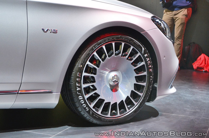 Tổng thể, siêu xe sang Mercedes-Maybach S650 gây ấn tượng bởi bộ vành hợp kim màu bạc 19 inch hoặc 20 inch đa chấu và các huy hiệu V12 trên tấm chắn bùn. Ngoài ra, xe còn sở hữu hệ thống cần gạt nước chủ động Magic Vision Control và màn hình hiển thị head-up.