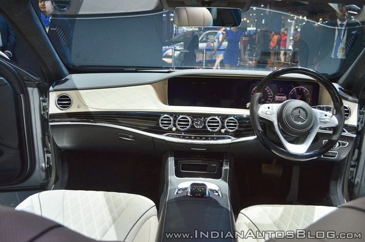 Nội thất Mercedes-Maybach S650 được trang bị hệ thống thông tin giải trí Comand Online (NTG5.5) tích hợp hệ thống định vị hiện đại, tương thích với Apple CarPlay và Android Auto. Hệ thống ánh sáng nội thất với 64 màu để lựa chọn và được chia theo 10 sắc thái, tâm trạng khác nhau.