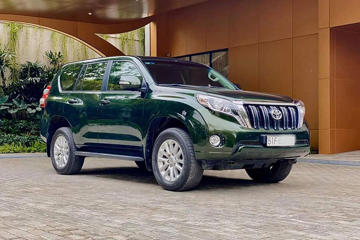 Chiếc xe Toyota Land Cruiser Prado TXL 2016 này mang biển số TP HCM nhưng được chào bán từ một đại lý ôtô đã qua sử dụng tại Hà Nội. Chiếc xe này còn khá mới, tình trạng nội ngoại thất còn khá nguyên bản. Phiên bản này được xem liền kề trước phiên bản nâng cấp vừa ra mắt vào cuối năm 2017.