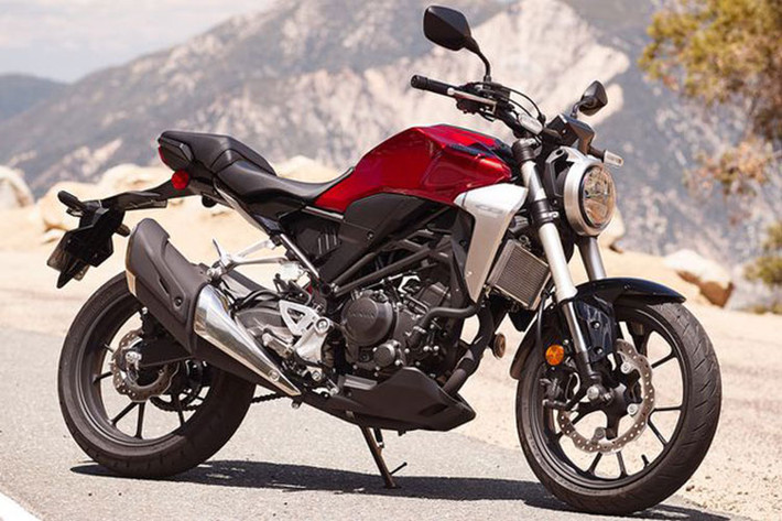 Thừa hưởng ngôn ngữ thiết kế của anh cả Honda CB1000R thế hệ mới nhất. Nhờ đó mà xe có vẻ ngoài rất bắt mắt nhờ đường nét mang thiên hướng cổ điển với đèn pha tròn, dàn áo tối giản, để lộ khung và động cơ.
