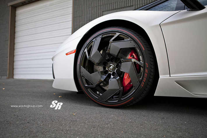 Bộ mâm này có tên RS05.2 do PUR Wheels sản xuất và giới hạn đúng 25 bộ trên toàn thế giới. Nó là sự kết hợp của hai màu đen: đen bóng và đen mờ vân carbon.